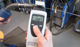 Bild zeigt den Einsatz des digitalen Handtachometers rotaro Tw zur Validierung und Kalibrierung von Schweißgeräten durch Messung der Geschwindigkeiten von Schweißdrähten bei Handschweißanlagen, Roboterschweißanlagen und längeren Förderstrecken für Schweißverfahrensprüfungen (WPQR).