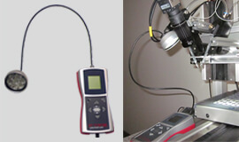 Das Bild zeigt die kundenspezifische Anpassung des Handstroboskops RT STROBE pocketLED T zur Qualitätskontrolle von Messgeräten für die klinische Diagnostik.