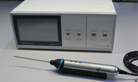 Das Bild zeigt ein portable Stroboskop RT STROBE pocketLED, das bei der Wartung von Knochenshavern eingesetzt wird.