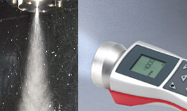 Ein Techniker verwendet das RT STROBE pocketLED, um die Pulsationsfrequenz eines Sprays zu messen, das durch einen effervescent atomizer zur Sprühtrocknung erzeugt wird.