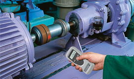 Digitales Handtachometer redpoint wird für die wöchentliche Kontrolle der Drehzahl einer elektromotorisch angetriebenen Pumpe verwendet.